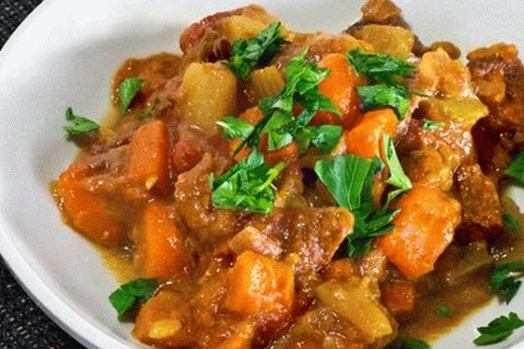 Beef stewed with vegetables and mushrooms