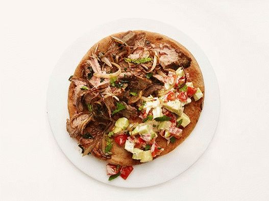 Photo Oriental beef with pita salad
