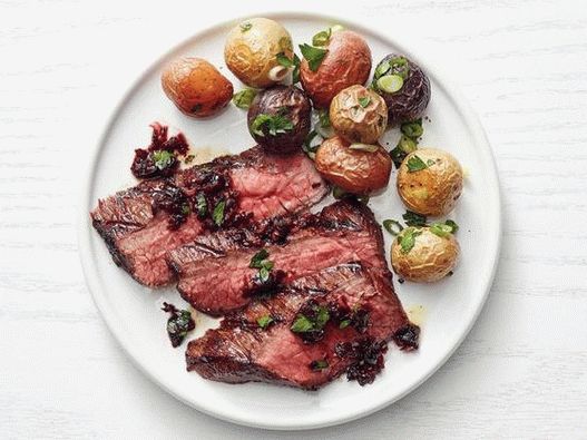 Photo Beef steak with cherry tapenade