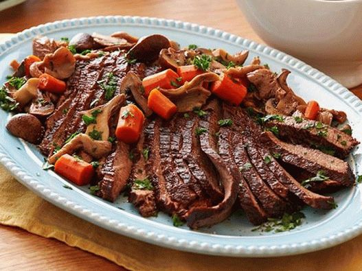 Photo Beef brisket with meat sauce in a slow cooker