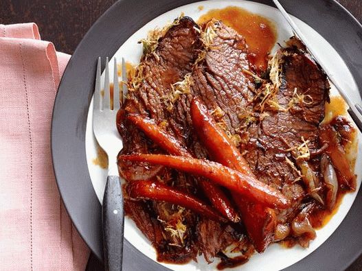 Photo Beef brisket in a crust of horseradish with carrots