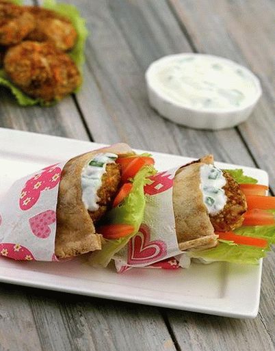Photo Greek gyro tortilla stuffed with meat bread with zaziki sauce
