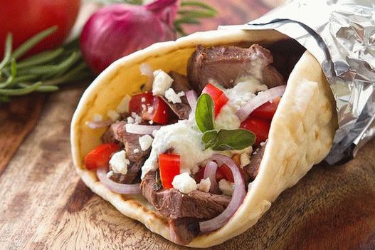 Photo Greek fast food Gyros: tortilla with lamb and zaziki sauce