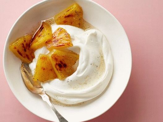 Photo Greek yogurt with baked pineapples in orange and honey syrup