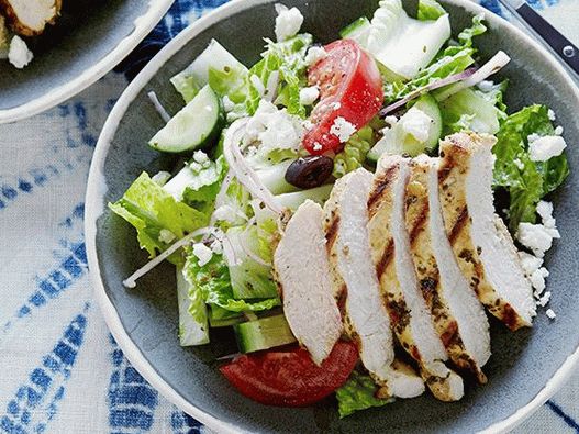 Photo Greek salad of marinated chicken with oregano