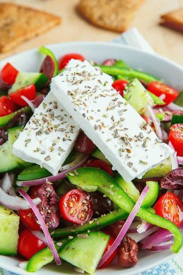Photo Greek salad of tomatoes and cucumbers with feta cheese