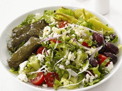 Photo Greek salad with dolmades