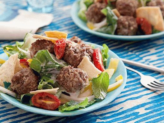 Photo Greek salad with meatballs