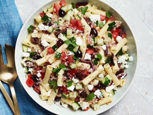 Photo Greek salad with pasta, feta and olives