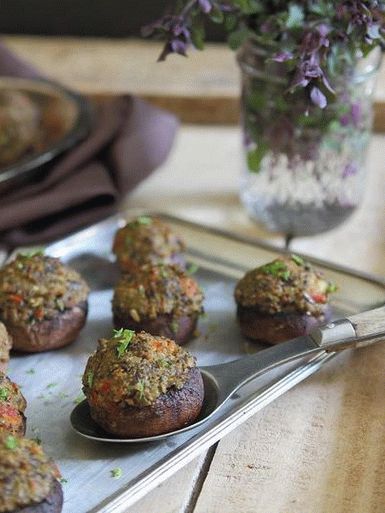 Photo Mushrooms stuffed with tapenada olive paste