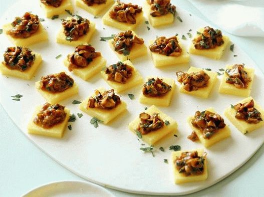 Photo Mushroom stew on squares from polenta