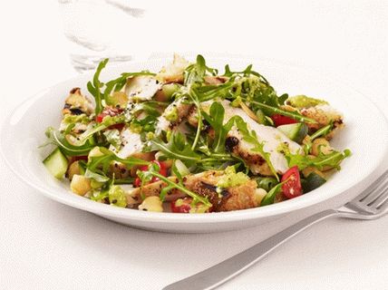 Photo Grilled salad with chicken, arugula and gazpacho dressing