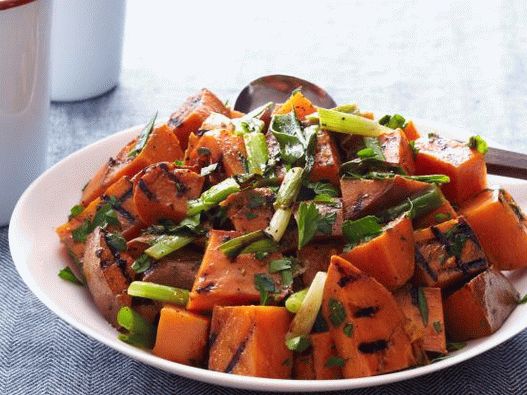 Photo Grilled salad with sweet potatoes and green onions