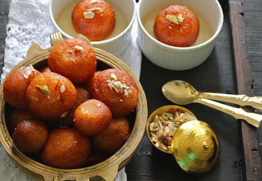 Photo Gulab jamun - fried milk balls in pink syrup