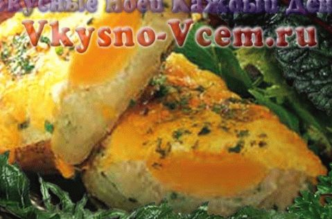 Goose eggs in the oven in potato cups