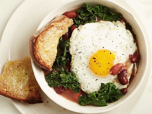 Photo Thick kale and bean cabbage soup with toast