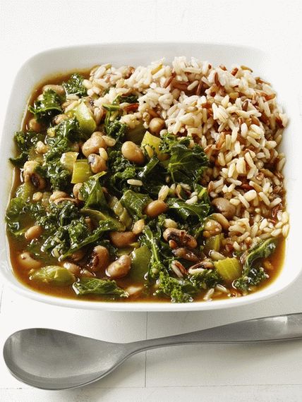 Photo Thick soup with kale, celery and beans