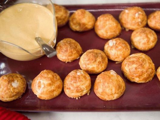 Photo Guzhery with liquid cheese and mustard beer dip