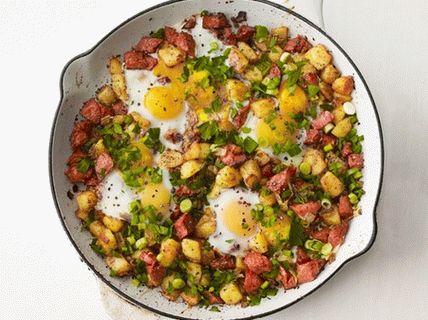 Photo Hash with fried eggs fried, baked in the oven