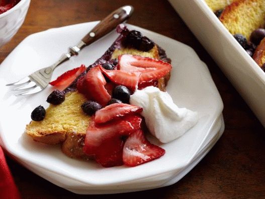Photo Bread casserole with blueberries, strawberries and whipped cream