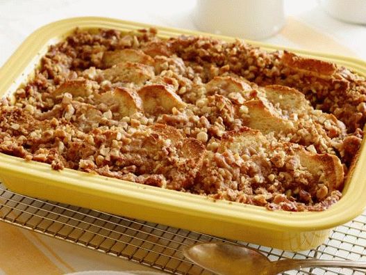 Photo Bread casserole with walnut topping