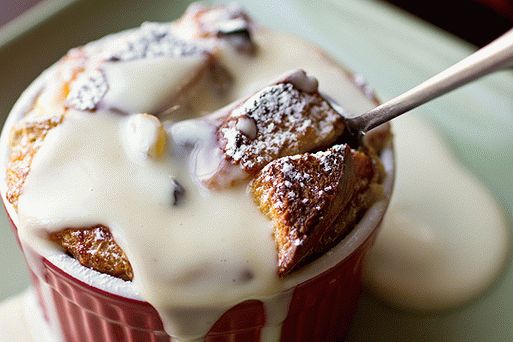 Photo Bread baguette pudding with pumpkin and rum sauce