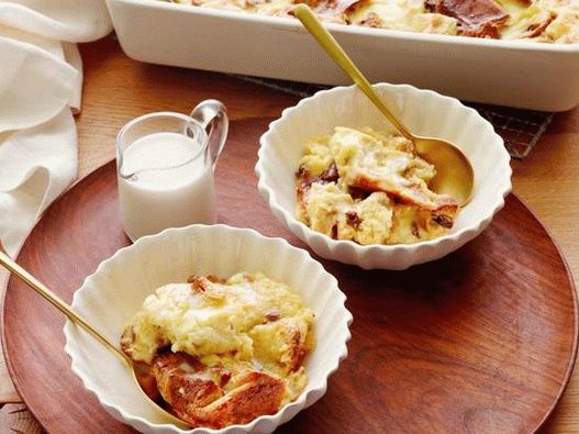 Photo Pannetone Bread Pudding with Amaretto Sauce
