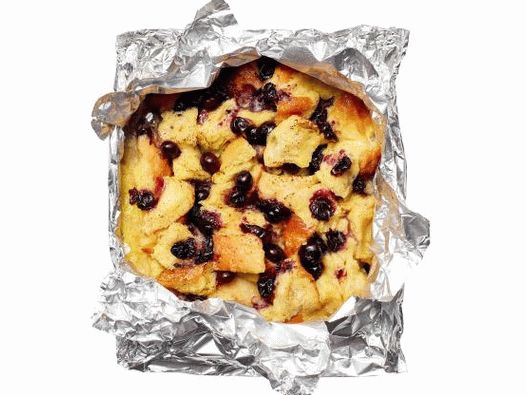 Photo Bread pudding with blueberries in foil
