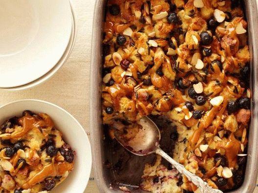 Photo Bread pudding with wild rice, blueberries and orange-caramel sauce
