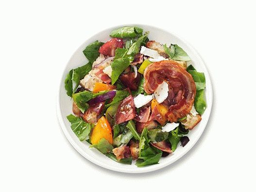 Photo Bread salad with pancetta, arugula and tomatoes