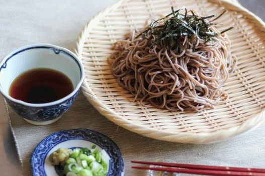 Photo Cold Japanese soba noodles with dip sauce