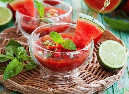 Photo Cold gazpacho soup with strawberries