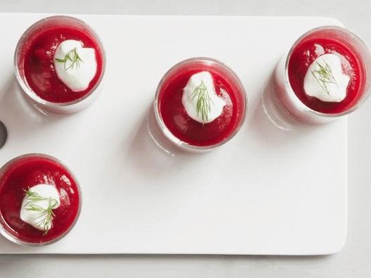 Photo Cold beetroot puree soup in glasses