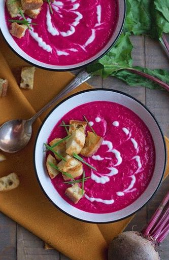 Photo Cold beetroot soup with yogurt and pumpkin seeds