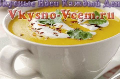 Summer soup of applesauce with cream