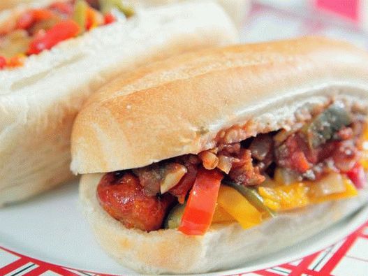 Photo Hot dogs with chorizo   sausages and spicy salsa