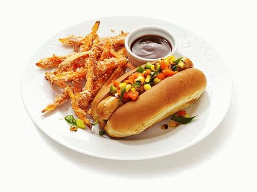 Photo Hot dogs with grilled chicken sausages and sweet fries
