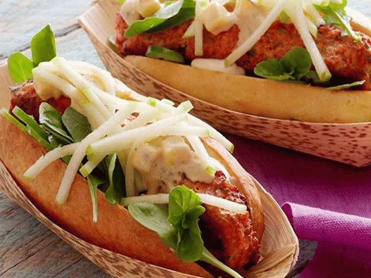 Photo Hot dogs with chicken sausages and Indian spices