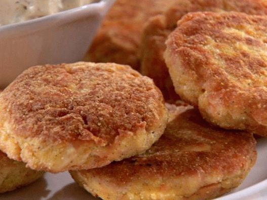 Photo Crispy salmon croquettes with remoulade sauce