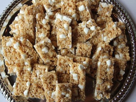 Photo Crispy cereal bars with toasted butter and marshmallows