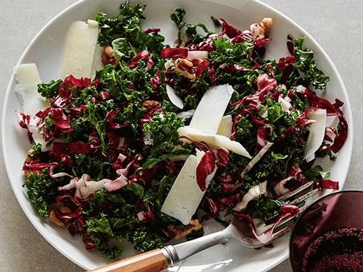 Photo Crispy kale salad with walnuts and cheese