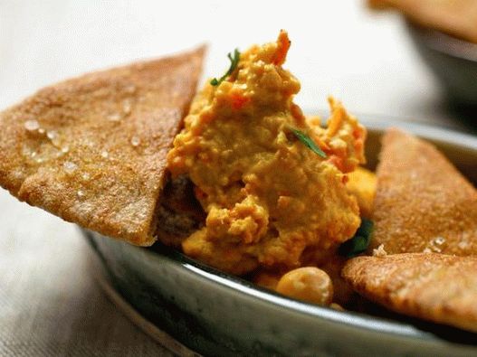 Photo Hummus from chickpeas and sweet peppers