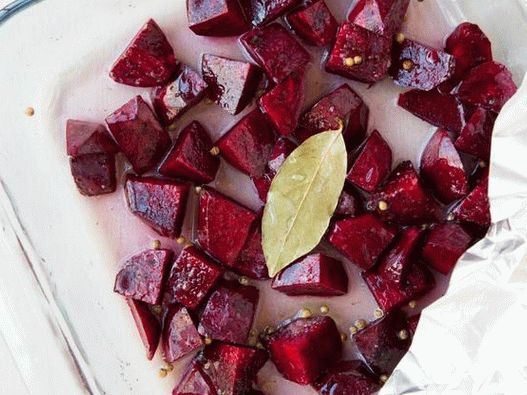 Peel the beets and cut them into pieces. Peel the beets and cut them into pieces.