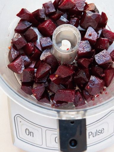 Put the beets in the bowl of the harvester