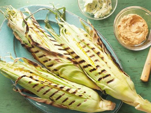 Photo Perfect corn on the cob grilled with green butter