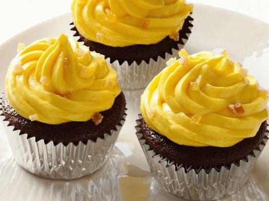 Photo Ginger Cupcakes with Butter Cream and Caramelized Mango