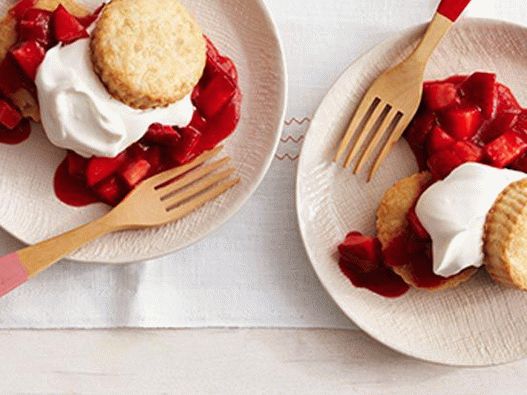 Photo Gingerbread cookie with strawberries and butter cream