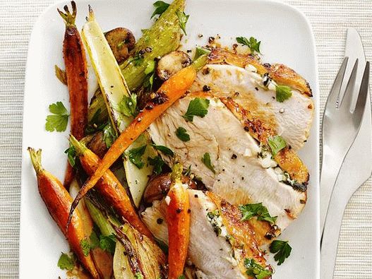 Photo Turkey in a pan with baked vegetables