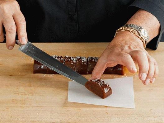 Wrap toffee in wrappers
