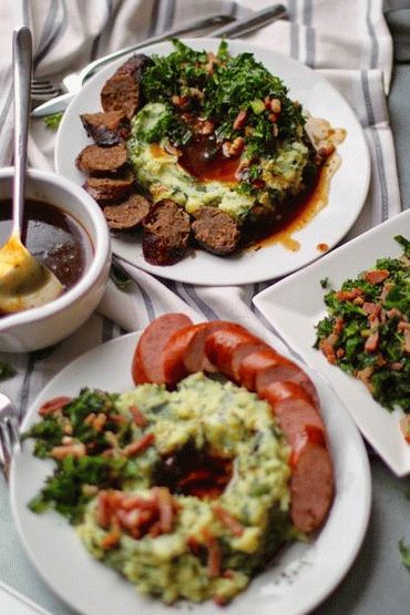 Photo of a Spanish dinner: Chicken with almond sauce Romesco, chorizo ​​and mashed potatoes with kale